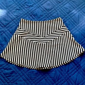 Mini Skirt Striped Chevron Black and White. Cute and Sexy